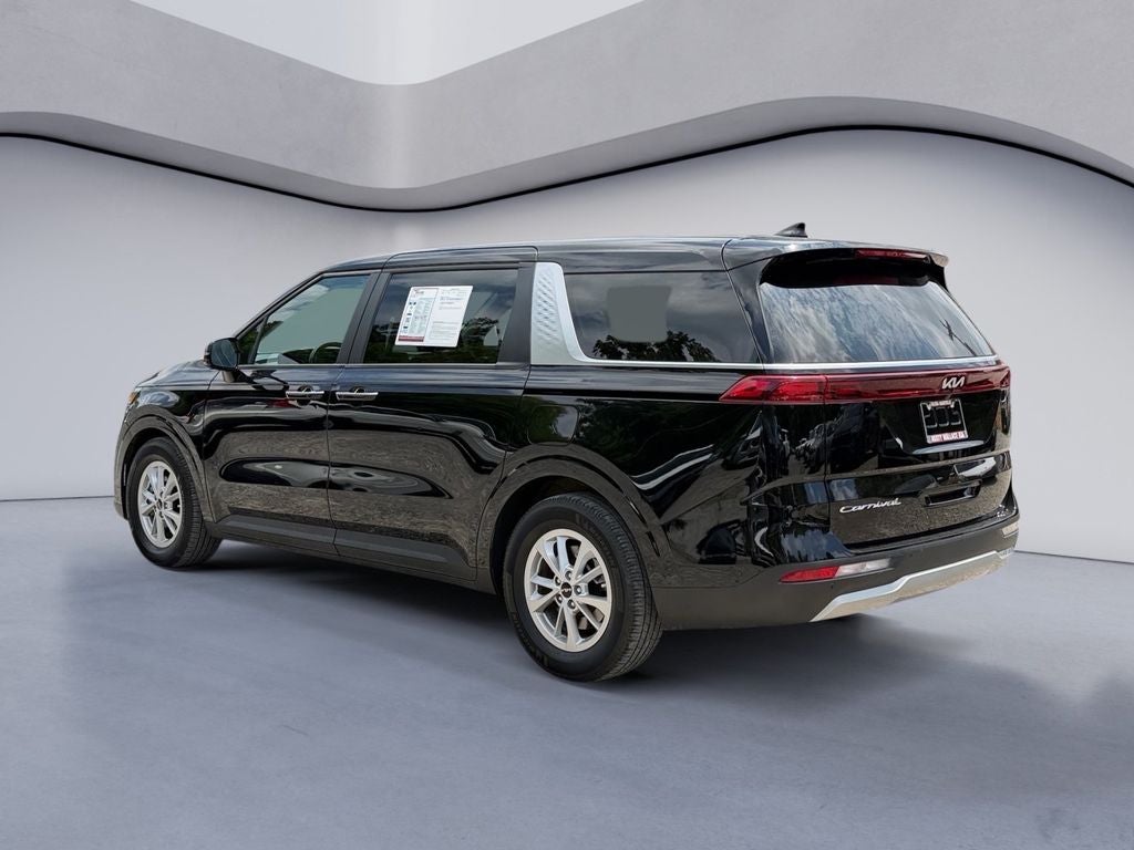 2022 Kia Carnival — rear three-quarter view
